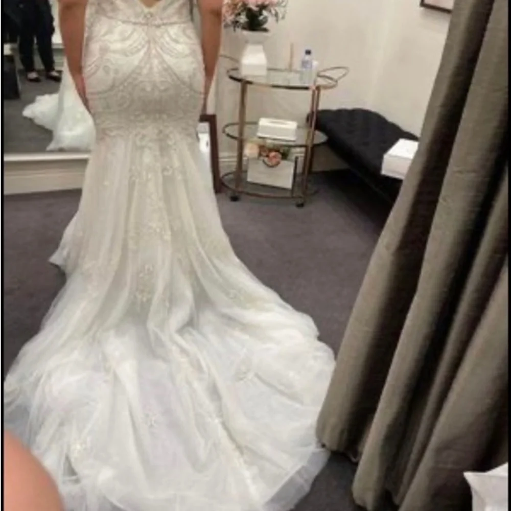 BRAND NEW WEDDING DREESS - Picture 5 of 9